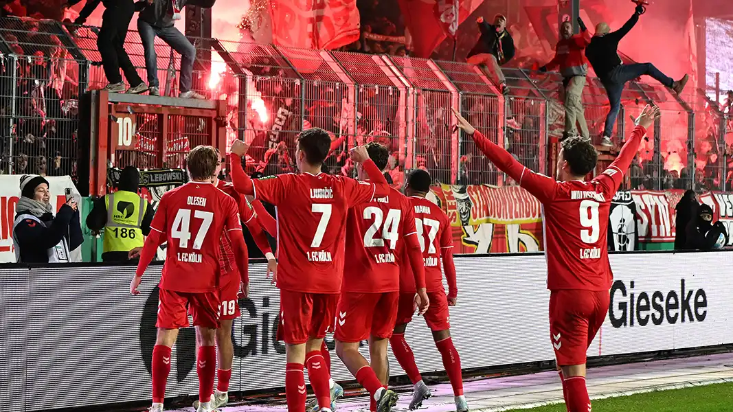 Jubel über den Siegtreffer in Münster: Die FC-Profis vor dem Gästeblock. (Foto: IMAGO / DeFodi Images)