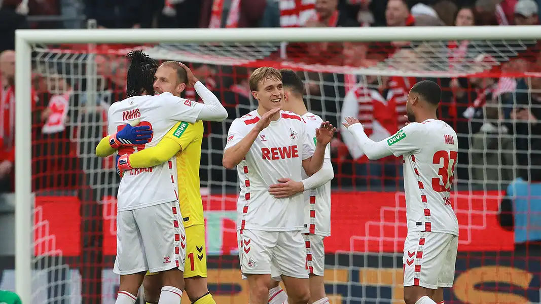 Jubel nach dem Sieg: Die FC-Spieler klatschen sich ab. (Foto: Bucco)