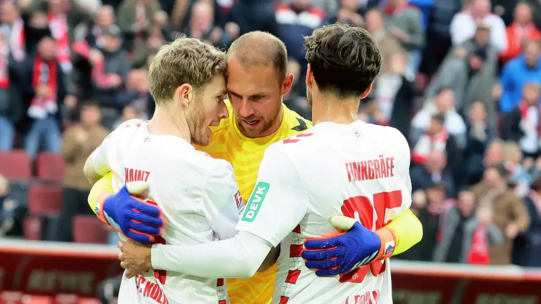 Florian Kainz und Max Finkgräfe jubeln mit Marvin Schwäbe. (Foto: Bucco)