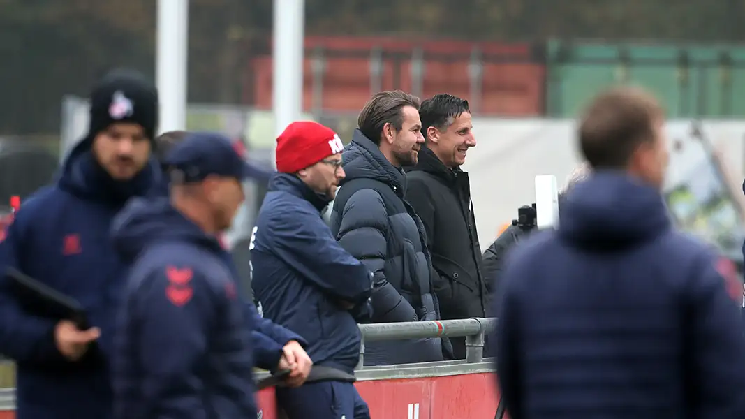 Thomas Kessler und Christian Keller beobachten das Training beim 1. FC Köln. (Foto: Bucco)