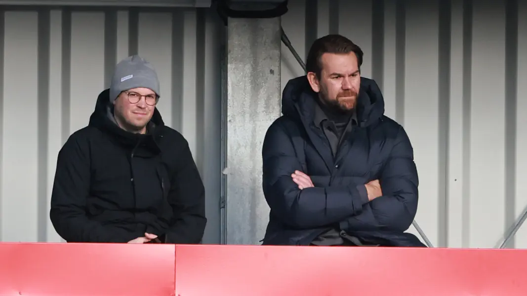 Thomas Kessler und Chefscout Martin Schulz beim Testspiel gegen Aachen. (Foto: Bucco)