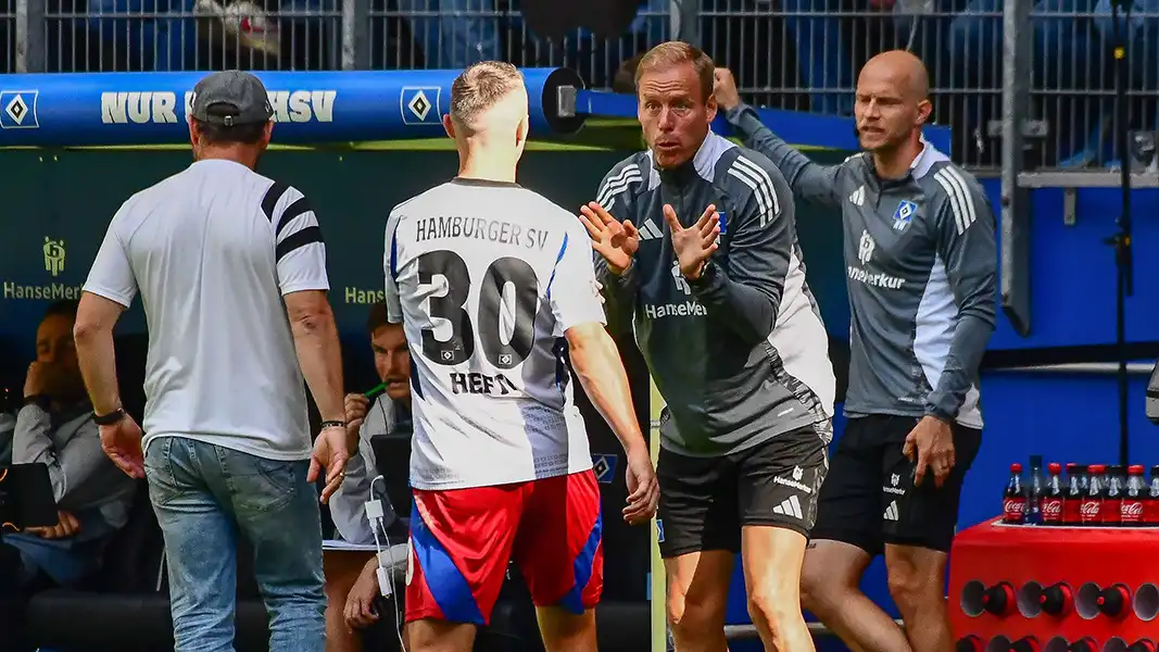 Kevin McKenna (Mi.) mit René Wagner (re.) und Steffen Baumgart (li.) beim HSV. (Foto: IMAGO / Oliver Ruhnke)