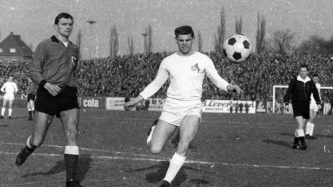 Das bislang letzte Duell zwischen Preußen Münster und dem 1. FC Köln im Jahr 1964: Wolfgang Weber für den FC am Ball. (Foto: IMAGO / Horstmüller)