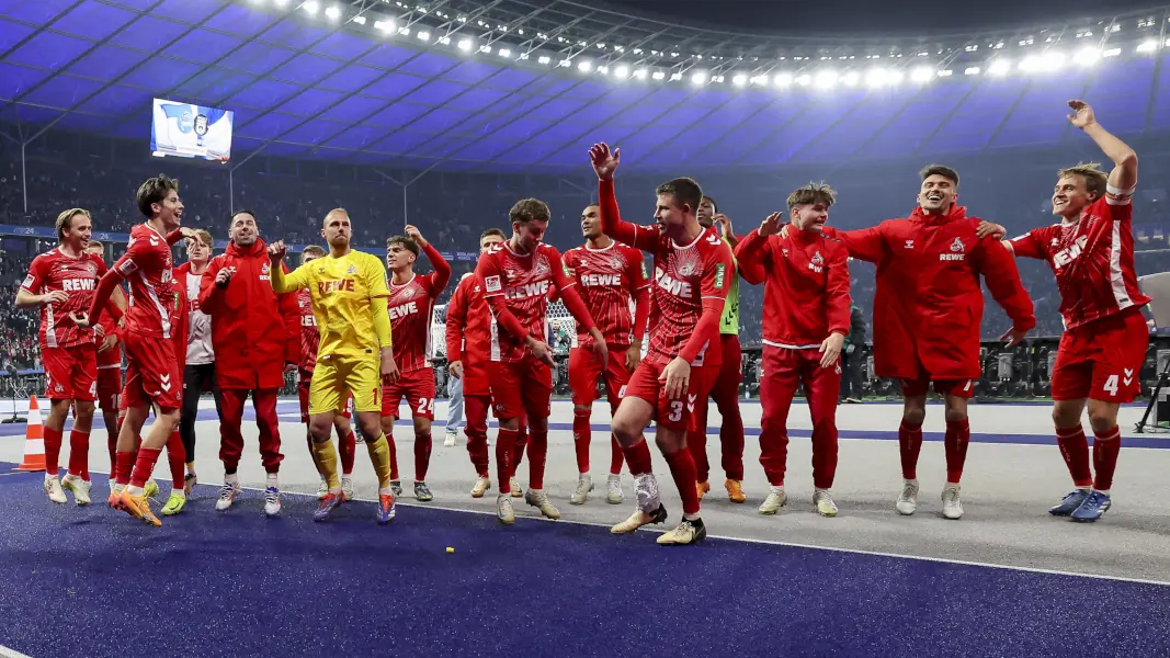 Die Profis des 1. FC Köln feierten und tanzten ausgelassen vor mehr als 15.000 mitgereisten Fans im Olympiastadion. (Foto: IMAGO / DeFodi)