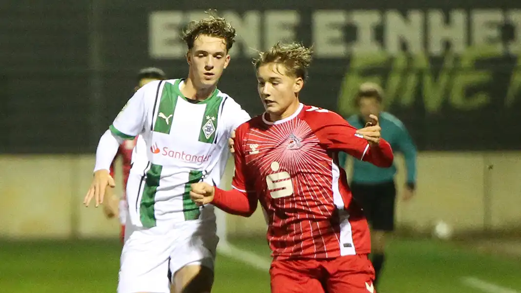 Finn Schenten (re.) und der FC waren in Mönchengladbach chancenlos. (Foto: IMAGO / Fotostand)