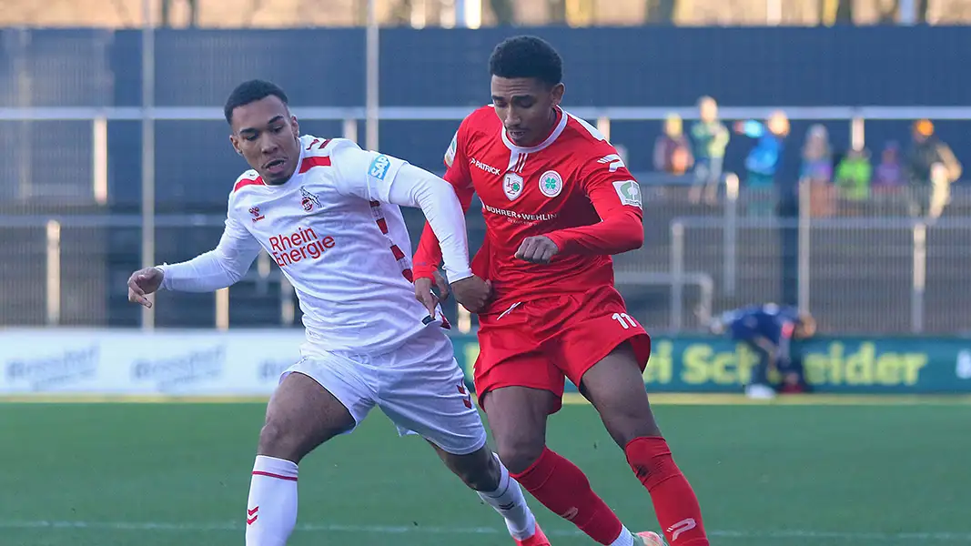 Oliver Schmitt im Zweikampf mit Oberhausens Eric Gueye. (Foto: IMAGO / Funke Foto Services)