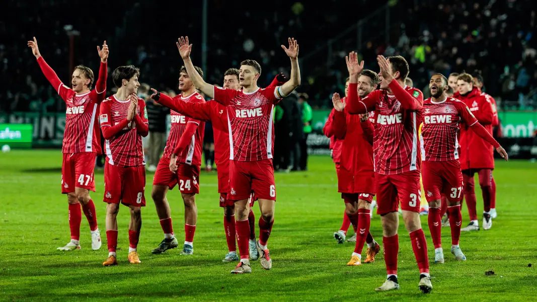 Der 1. FC Köln feierte den Sieg in Münster mit seinen Fans. (Foto: IMAGO / Beautiful Sports)