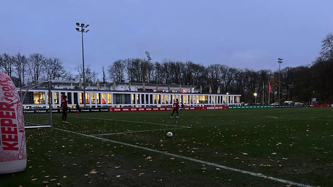 Dunkel wurde es am Montag am Geißbockheim. (Foto: GEISSBLOG)