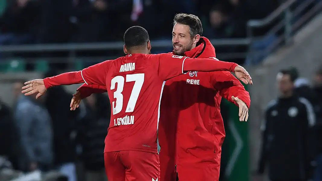 Mark Uth gratuliert Linton Maina zum Sieg in Münster. (Foto: IMAGO / Revierfoto)