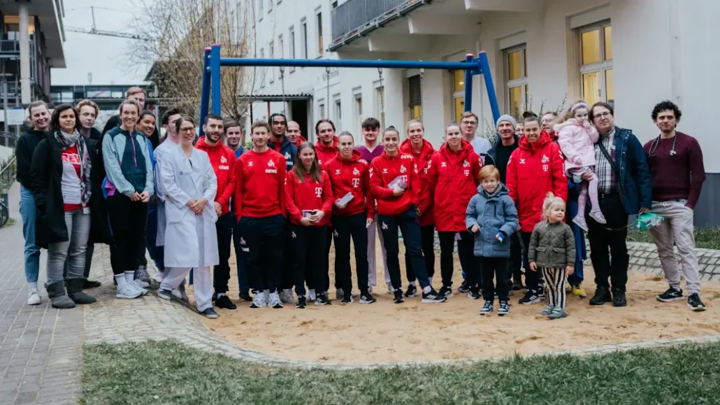 Die Profis des 1. FC Köln haben am Dienstag die Kinder im Uniklinikum sowie im Krankenhaus Porz besucht. (Foto: 1. FC Köln)