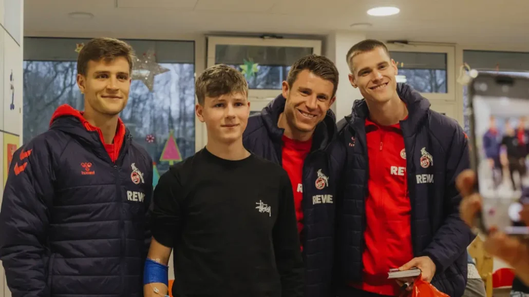 Die Profis des 1. FC Köln haben am Dienstag die Kinder im Uniklinikum sowie im Krankenhaus Porz besucht. (Foto: 1. FC Köln)