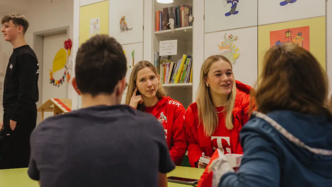 Die Profis des 1. FC Köln haben am Dienstag die Kinder im Uniklinikum sowie im Krankenhaus Porz besucht. (Foto: 1. FC Köln)