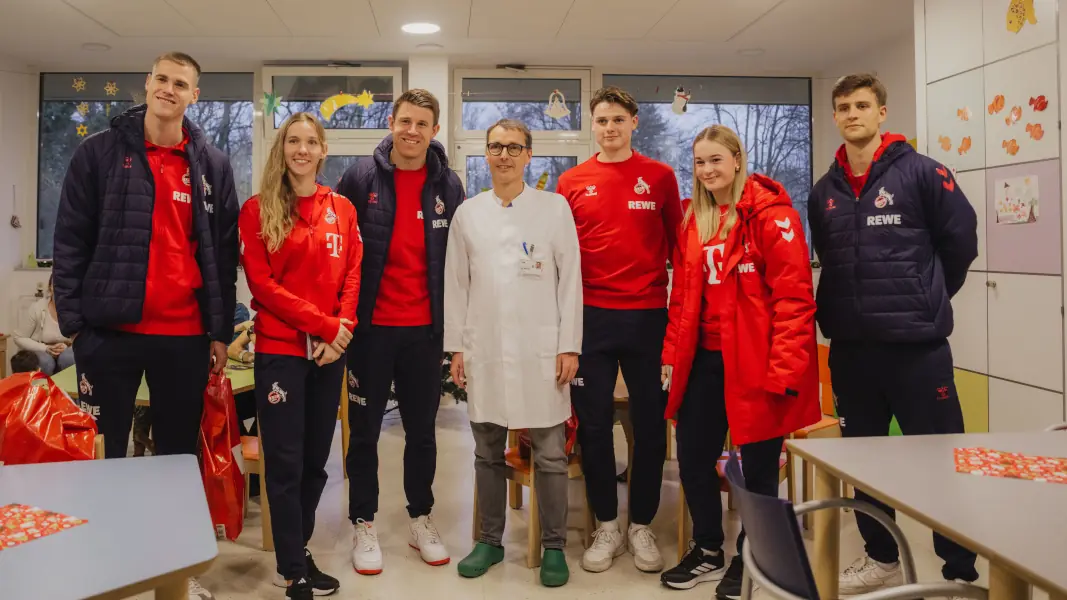 Die Profis des 1. FC Köln haben am Dienstag die Kinder im Uniklinikum sowie im Krankenhaus Porz besucht. (Foto: 1. FC Köln)