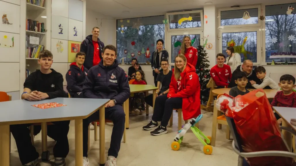 Die Profis des 1. FC Köln haben am Dienstag die Kinder im Uniklinikum sowie im Krankenhaus Porz besucht. (Foto: 1. FC Köln)