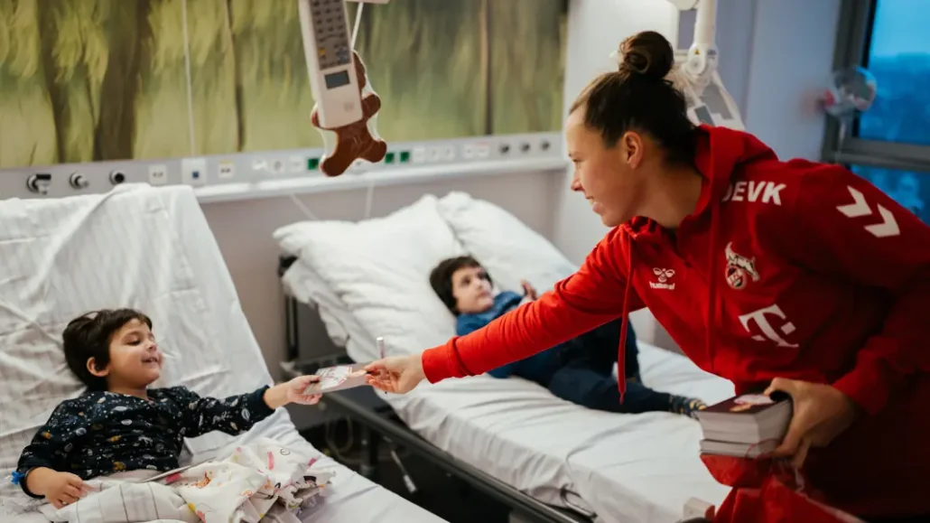 Die Profis des 1. FC Köln haben am Dienstag die Kinder im Uniklinikum sowie im Krankenhaus Porz besucht. (Foto: 1. FC Köln)