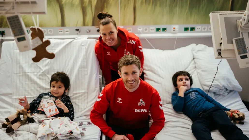 Die Profis des 1. FC Köln haben am Dienstag die Kinder im Uniklinikum sowie im Krankenhaus Porz besucht. (Foto: 1. FC Köln)