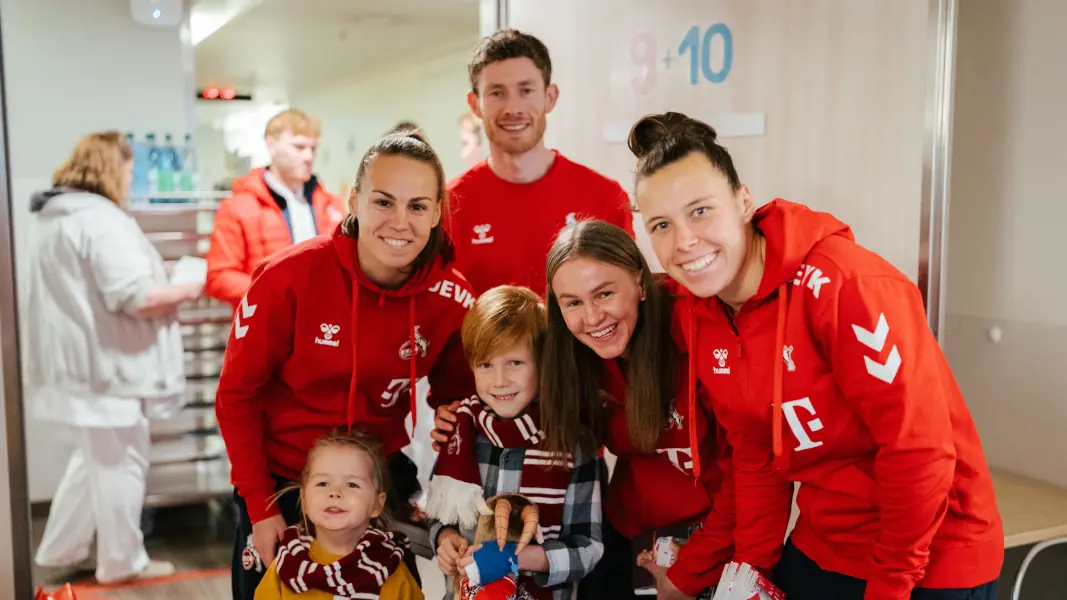 Die Profis des 1. FC Köln haben am Dienstag die Kinder im Uniklinikum sowie im Krankenhaus Porz besucht. (Foto: 1. FC Köln)