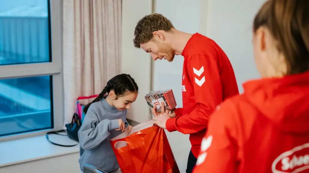 Die Profis des 1. FC Köln haben am Dienstag die Kinder im Uniklinikum sowie im Krankenhaus Porz besucht. (Foto: 1. FC Köln)