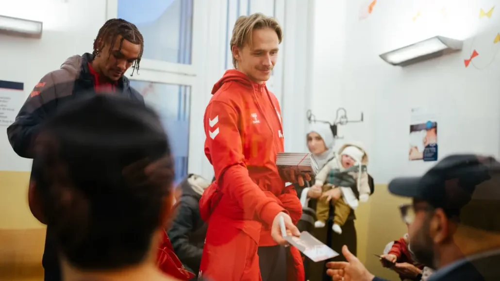 Die Profis des 1. FC Köln haben am Dienstag die Kinder im Uniklinikum sowie im Krankenhaus Porz besucht. (Foto: 1. FC Köln)