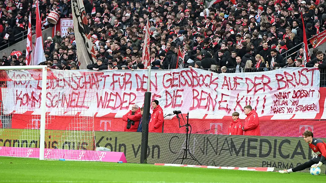 Die FC-Fans haben Luca Kilian mit einem Banner Trost gespendet. (Foto: IMAGO / DeFodi Images)