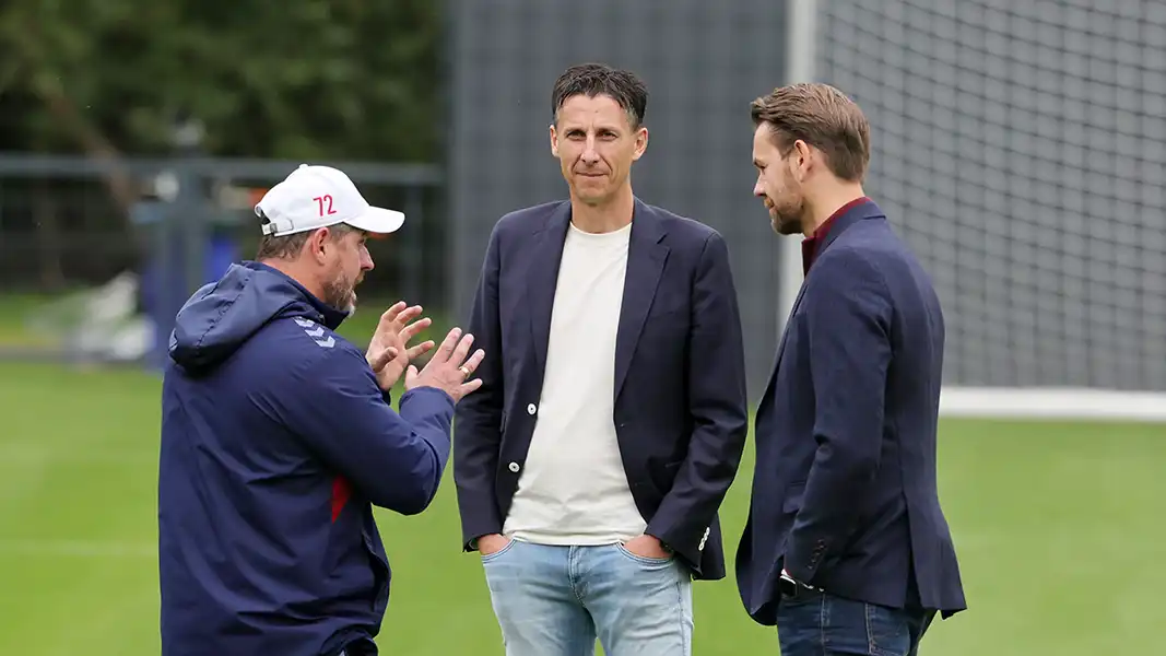 Steffen Baumgart (li.) macht die Arbeit von Christian Keller und Thomas Kessler schwerer. (Foto: Bucco)