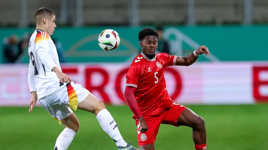 Dänemarks Talent Tochi Chukwuani im Duell mit Hannovers Nicolo Tresoldi. (Foto: IMAGO / Maximilian Koch)