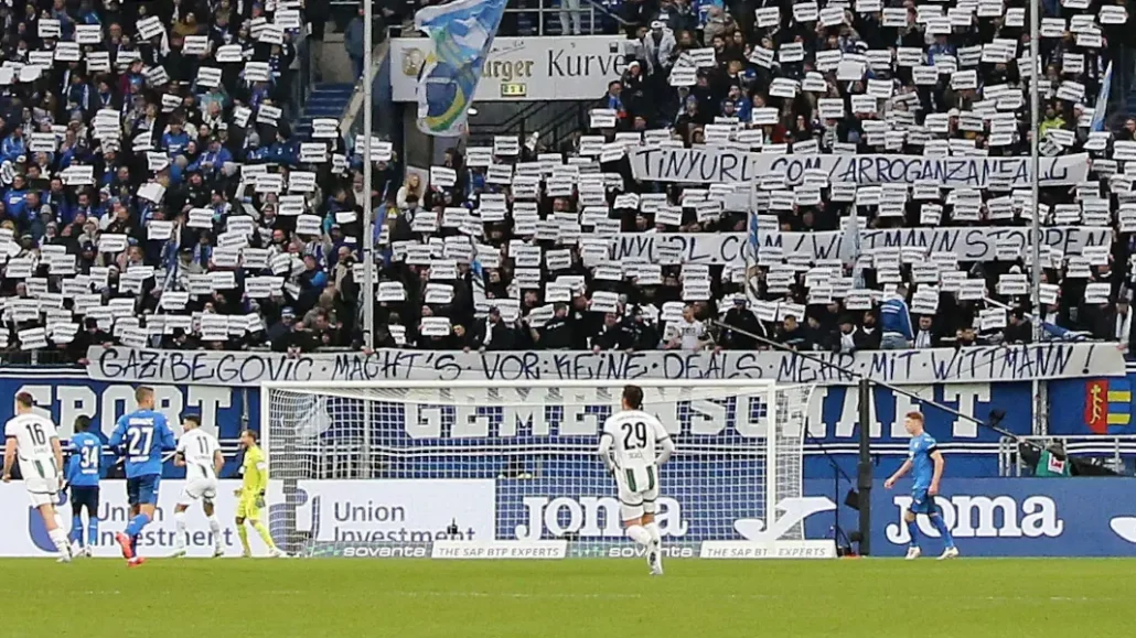 Die Fans der TSG Hoffenheim zeigten am Samstag gegen Gladbach ein Gazibegovic-Plakat. (Foto: IMAGO / Jan Huebner)