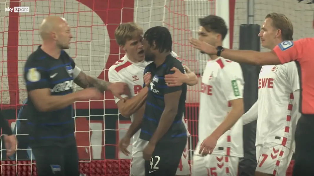 Der Moment vor dem Kopfstoß: Timo Hübers und Herthas Deyovaisio Zeefuik. (Foto: Sky)