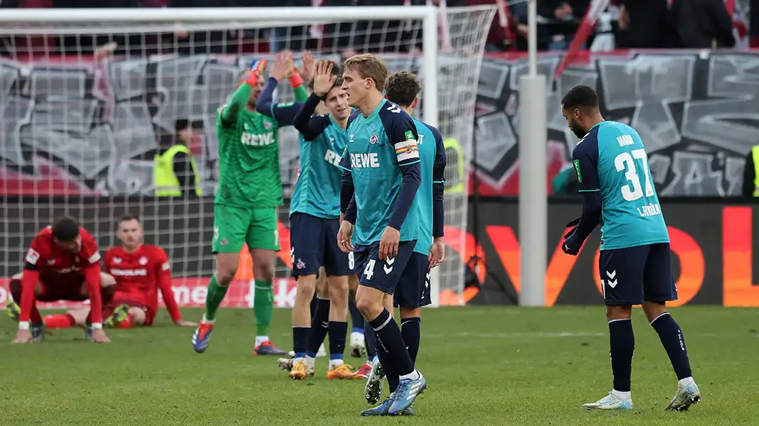 Erleichterung beim FC nach dem Abpfiff in Kaiserslautern. (Foto: IMAGO / Eibner)