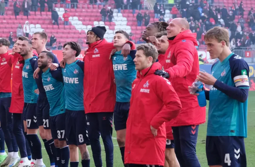 Die FC-Profis feierten die Herbstmeisterschaft auf dem Betzenberg gemeinsam mit ihren Fans. (Foto: IMAGO / Werner Schmitt)