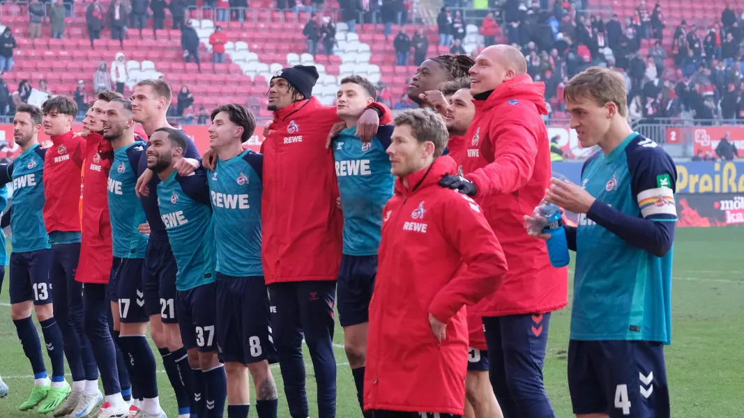 Die FC-Profis feierten die Herbstmeisterschaft auf dem Betzenberg gemeinsam mit ihren Fans. (Foto: IMAGO / Werner Schmitt)