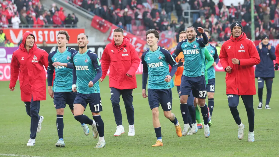 Die Profis des 1. FC Köln rannten als Herbstmeister zu ihren Fans. (Foto: IMAGO / Eibner)