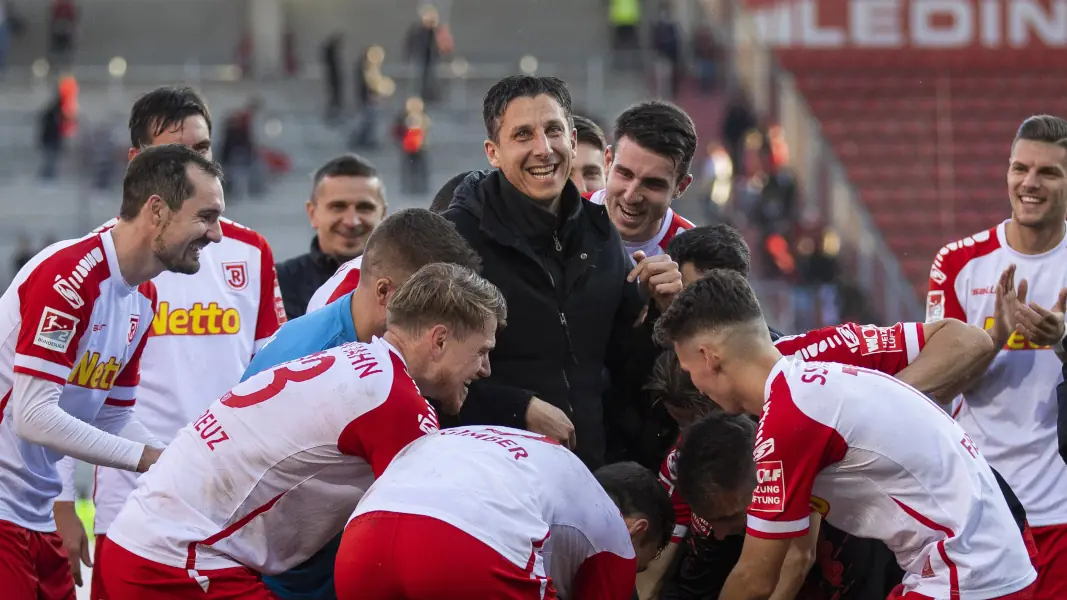 Christian Keller wurde im Oktober 2021 nach seinem letzten Spiel als Jahn-Boss gefeiert. (Foto: IMAGO / Sascha Janne)