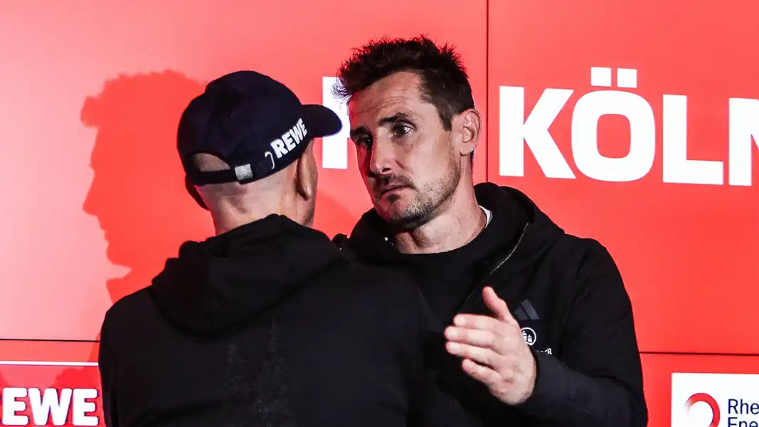 Miroslav Klose und Gerhard Struber nach dem Spiel auf der Pressekonferenz. (Foto: IMAGO / Nico Herbertz)