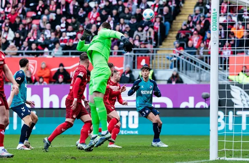 Dejan Ljubicic sieht die Flanke kommen, dann köpft er zum 1:0 ein. (Foto: IMAGO / Beautiful Sports)