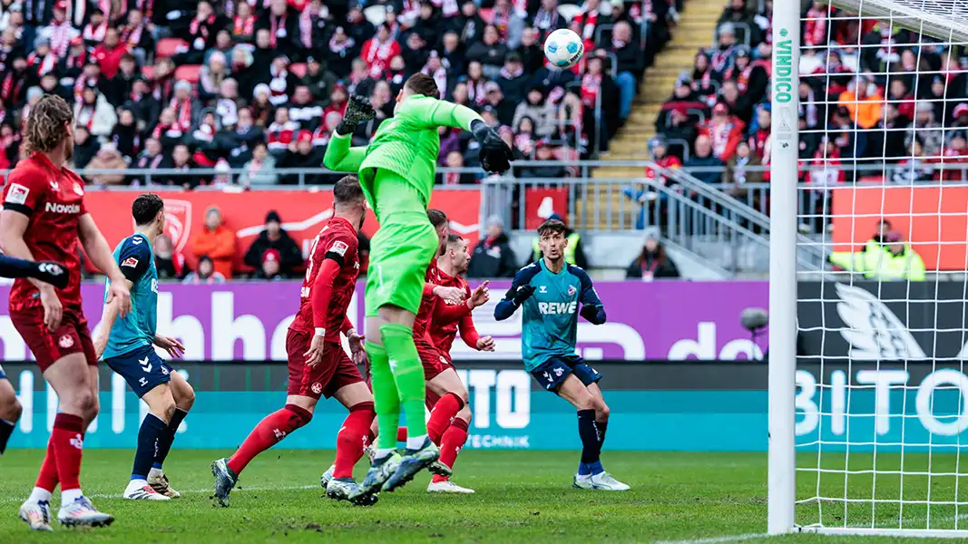 Dejan Ljubicic sieht die Flanke kommen, dann köpft er zum 1:0 ein. (Foto: IMAGO / Beautiful Sports)