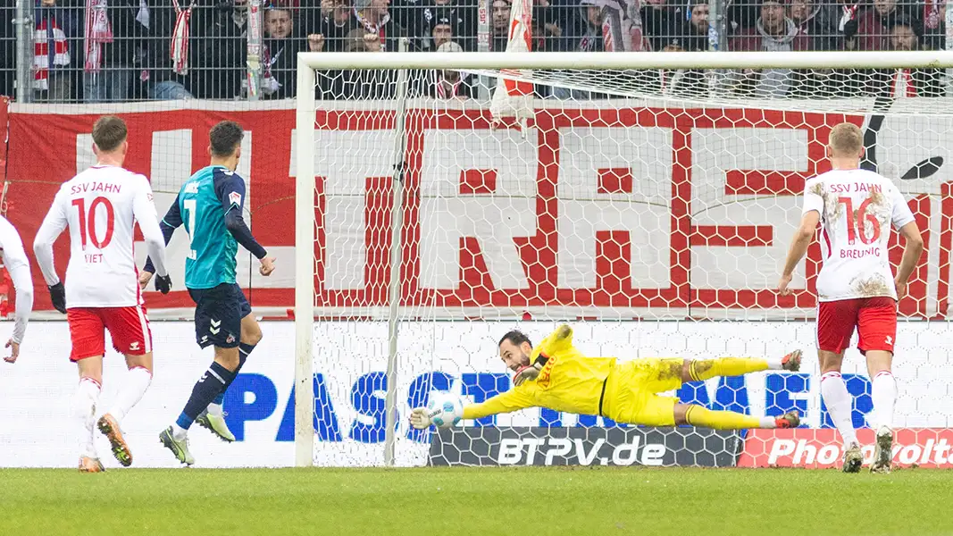 Dejan Ljubicic bei seinem verschossenen Elfmeter gegen Jahn Regensburg. (Foto: IMAGO / Sascha Janne)