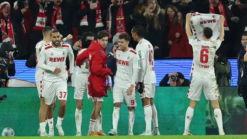 Eric Martel (re.) hält das Trikot von Dejan Ljubicic den Fans entgegen. (Foto: IMAGO / Nordphoto)