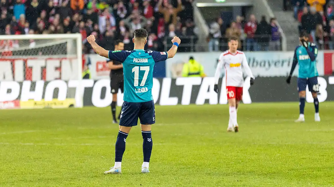 Leart Pacarada und der FC atmen nach dem Sieg in Regensburg auf. (Foto: IMAGO / Sascha Janne)