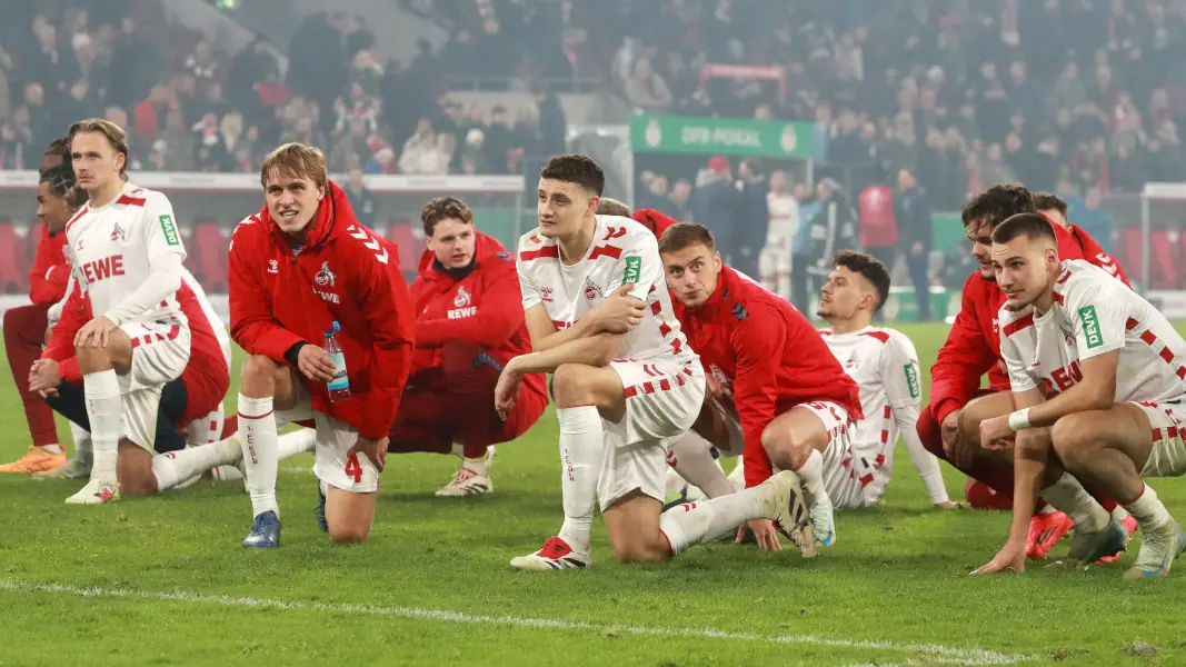 Die FC-Profis feierten nach dem 2:1 gegen Hertha vor der Südkurve. (Foto: Bucco)