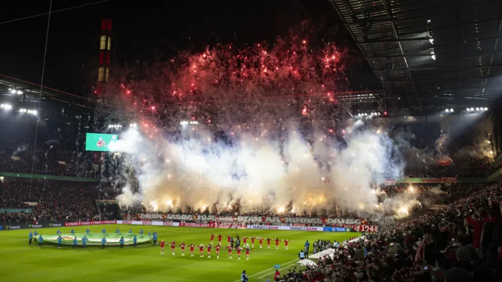 Das Feuerwerk der Südkurve vor Anpfiff. (Foto: IMAGO / Moritz Müller)