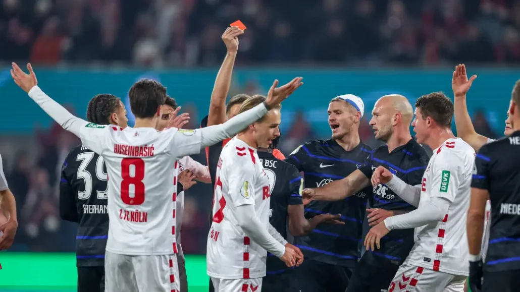 Rot für die Hertha. (Foto: IMAGO / Maximilian Koch)