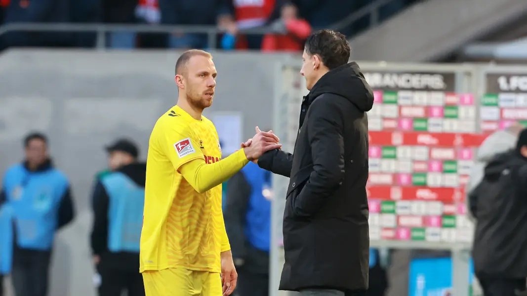 Marvin Schwäbe mit FC-Sportchef Christian Keller. (Foto: Bucco)