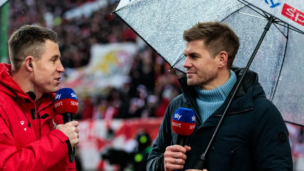 Sky-Experte Simon Terodde mit seinem früheren Mitspieler Dominique Heintz. (Foto: IMAGO / Beautiful Sports)