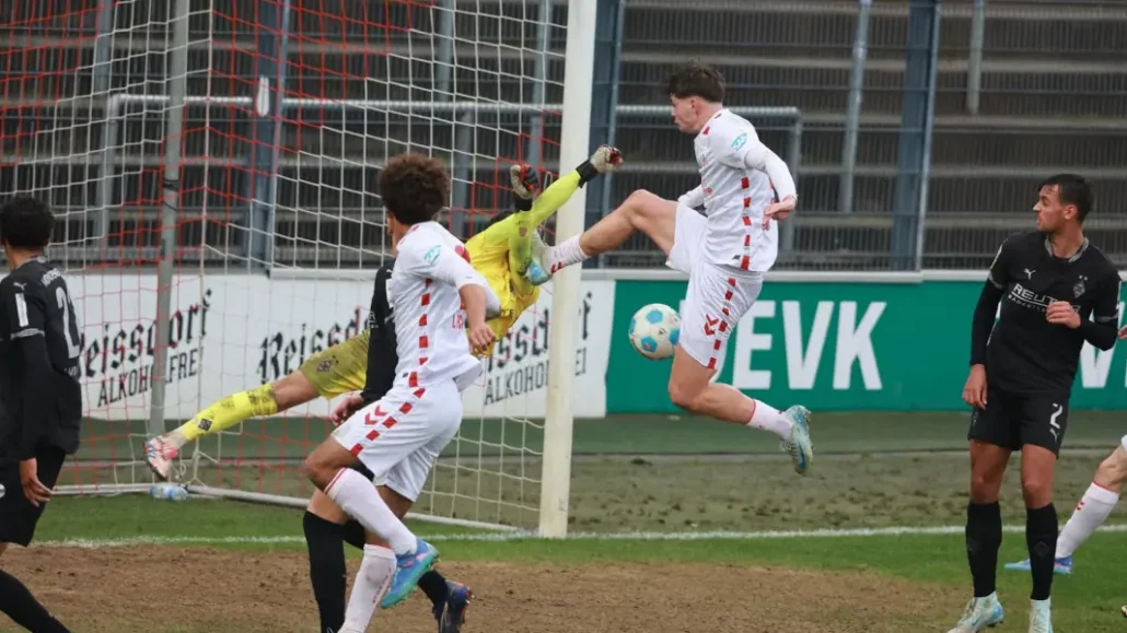 Gladbachs Torhüter Maximilian Neutgens verletzte sich bei einem Zusammenstoß mit Jaka Potocnik. (Foto: Bucco)