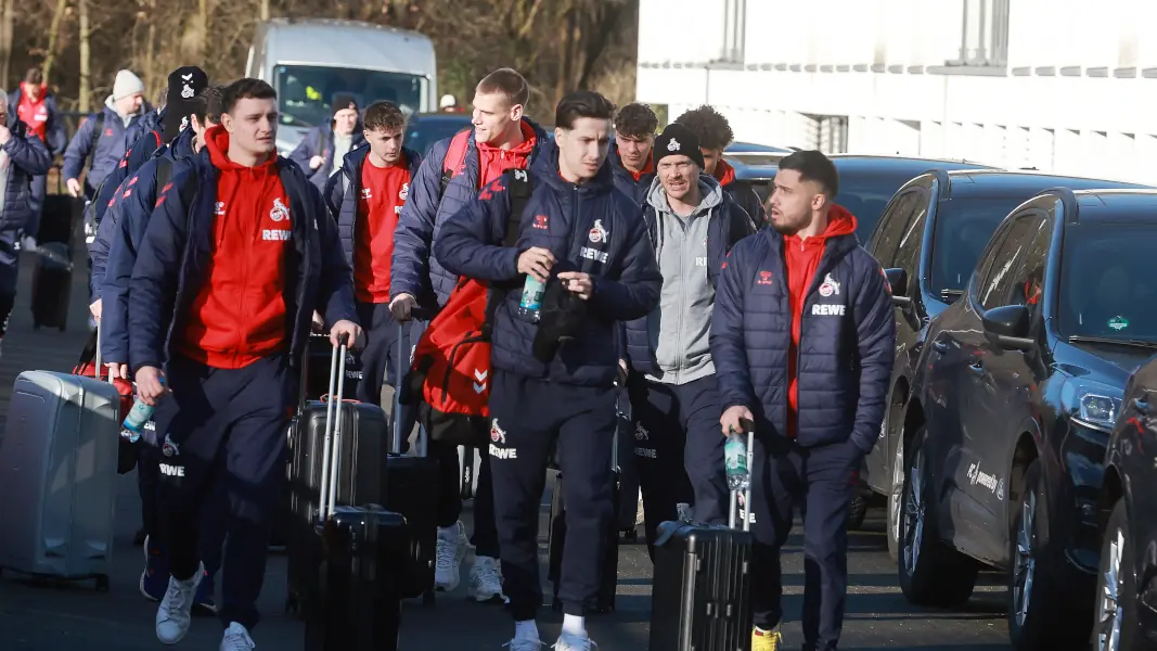 Die Mannschaft bei der Abfahrt am Freitagmittag. Rechts: Neuzugang Jusuf Gazibegovic. (Foto: Bucco)