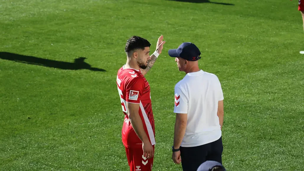 Jusuf Gazibegovic bei seinem Debüt im Gespräch mit Trainer Gerhard Struber. (Foto: GEISSBLOG) 