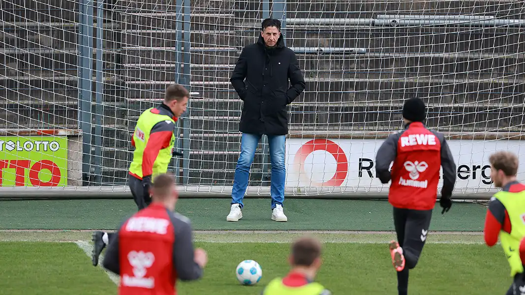 Christian Keller beobachtet die FC-Spieler beim Training. (Foto: Bucco)