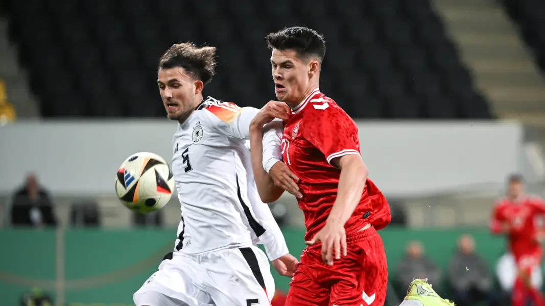 Der Däne Luca Kjerrumgaard beim U21-Länderspiel gegen Deutschlands Max Rosenfelder. (Fot: IMAGO / Team 2)