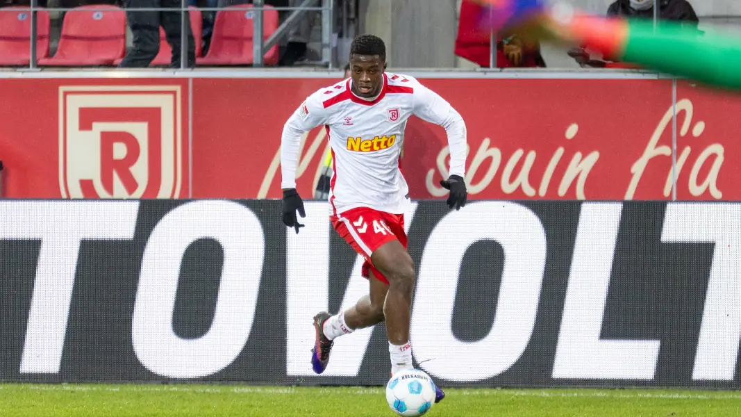 Mansour Ouro-Tagba spielte im Dezember mit Jahn Regensburg gegen den 1. FC Köln. (Foto: IMAGO / Sascha Janne)